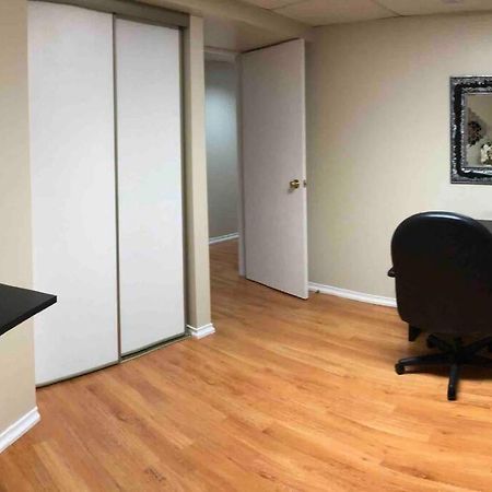 Basement Apartment In 리치몬드 힐 외부 사진
