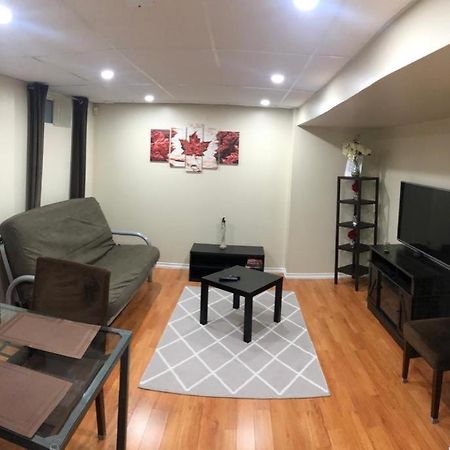 Basement Apartment In 리치몬드 힐 외부 사진
