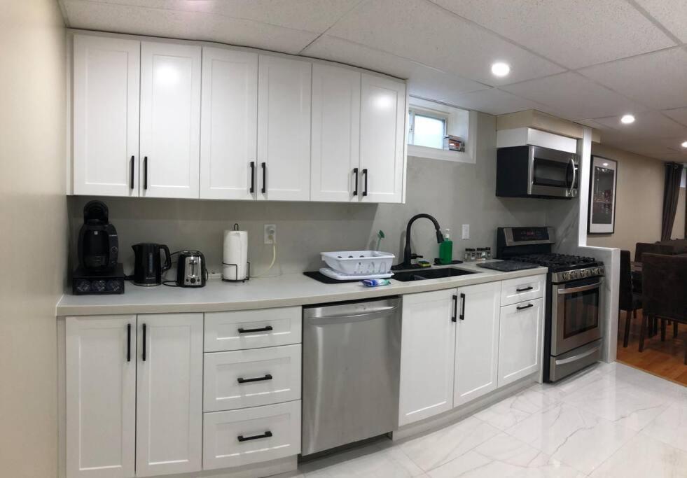 Basement Apartment In 리치몬드 힐 외부 사진