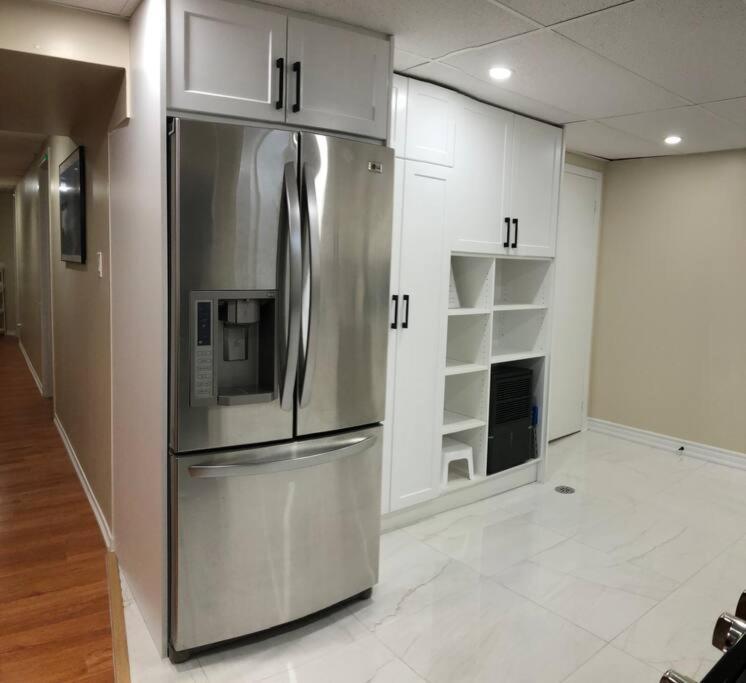 Basement Apartment In 리치몬드 힐 외부 사진