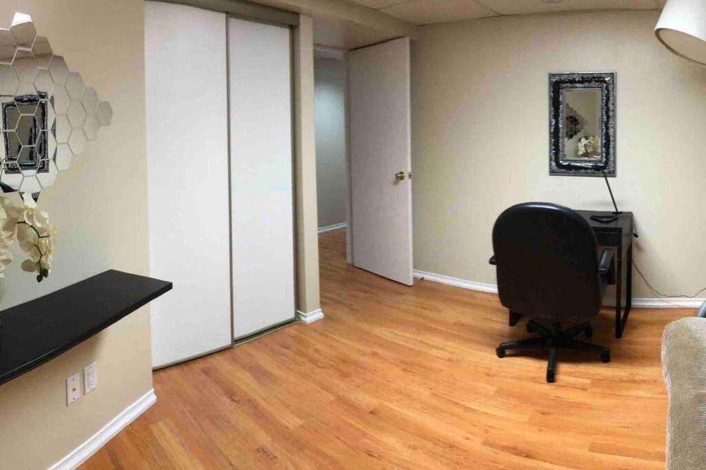 Basement Apartment In 리치몬드 힐 외부 사진