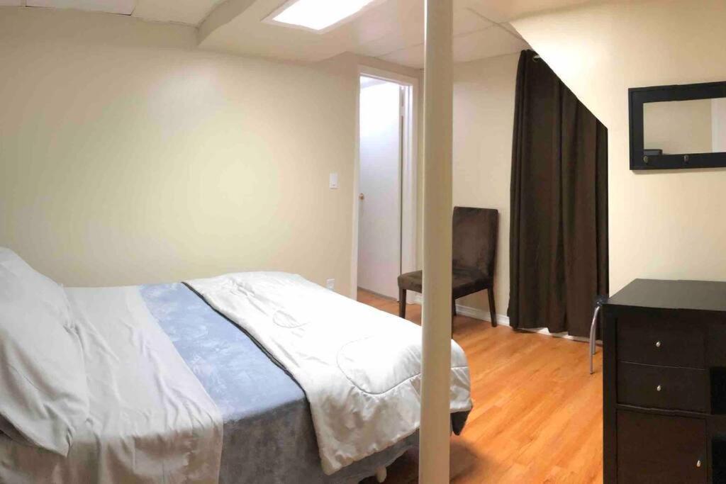Basement Apartment In 리치몬드 힐 외부 사진