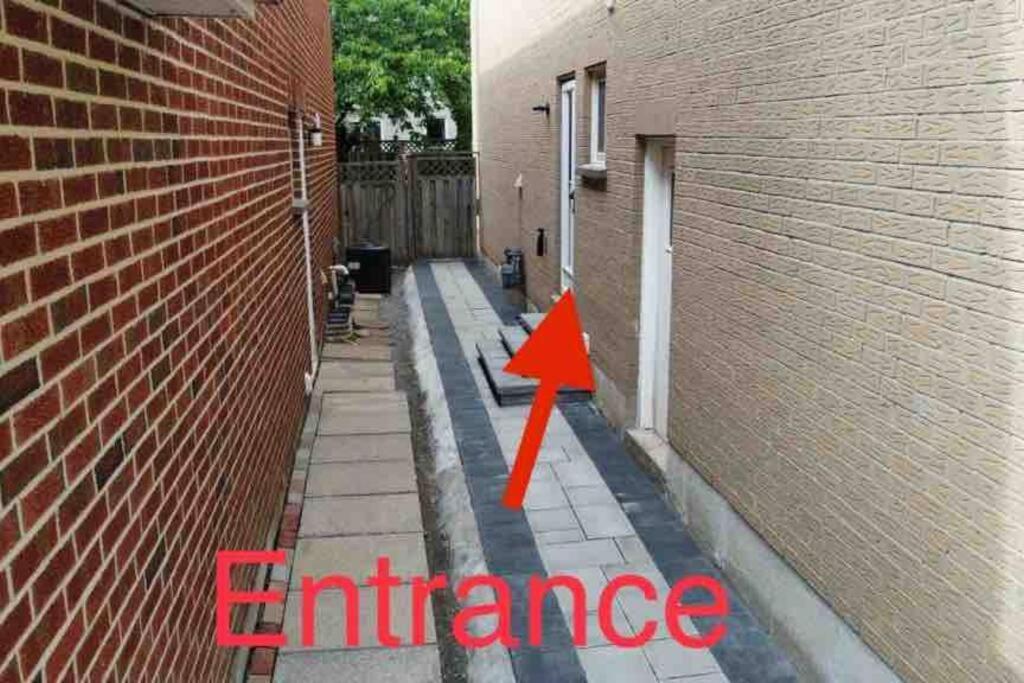 Basement Apartment In 리치몬드 힐 외부 사진