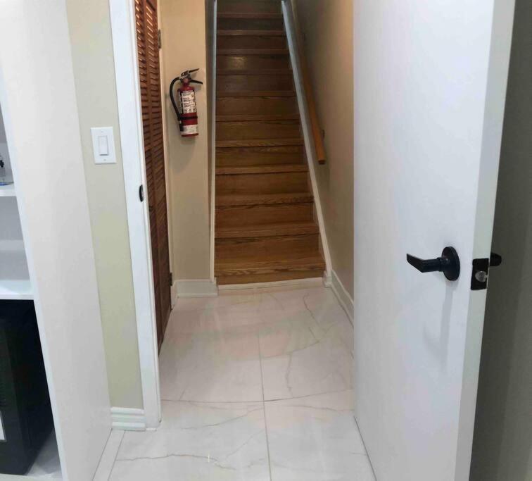 Basement Apartment In 리치몬드 힐 외부 사진