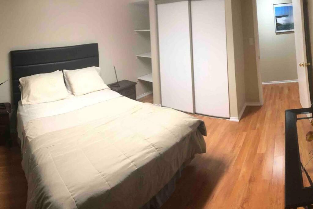Basement Apartment In 리치몬드 힐 외부 사진